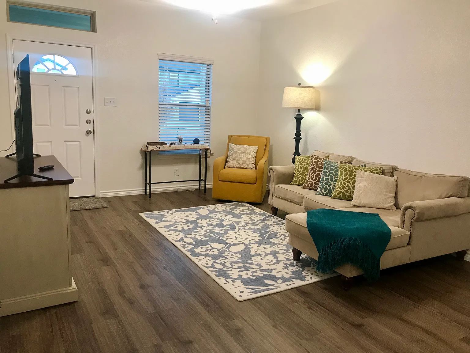 3 bed, 1272 sqft, $2,340 — Photo 3