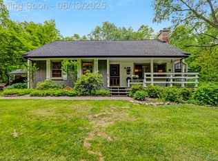 2886 Lorien Dr, Milford, MI 48381