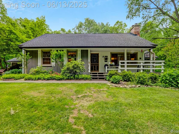 2886 Lorien Dr, Milford, MI 48381