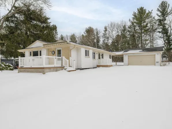 21401 W Woodland DRIVE, New Berlin, WI 53146