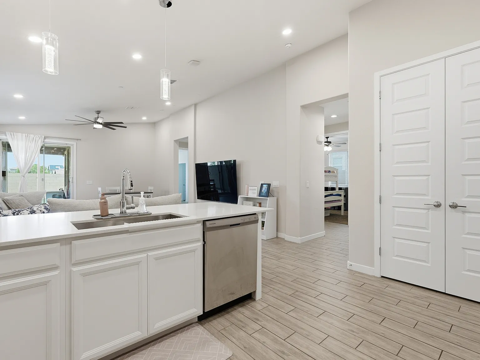5 bed, 1934 sqft, $3,200 — Photo 4