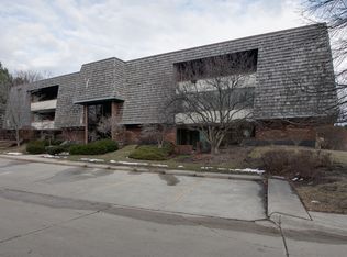 100 Red Top Dr APT 101, Libertyville, IL