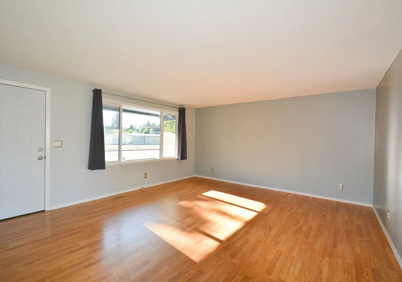 Spacious Multi-Generational Rental Opportunity 3 Bed, 2 Bath Home + Detached ADU — Photo 3