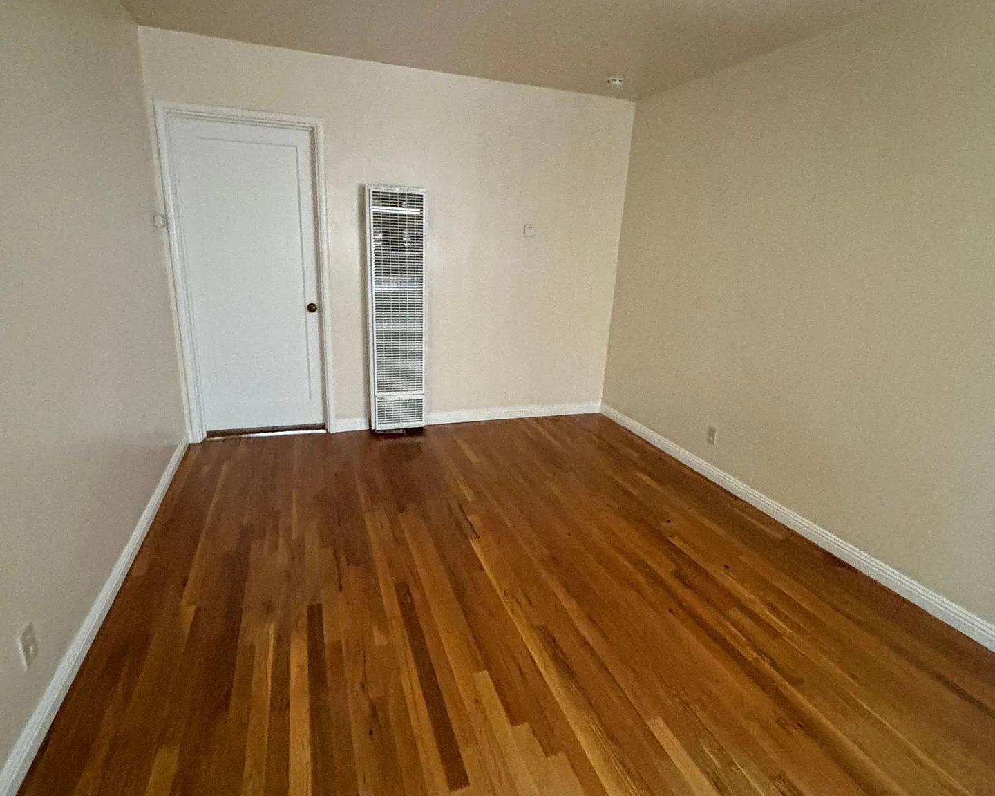 Golden Lantern Apartments — Photo 3