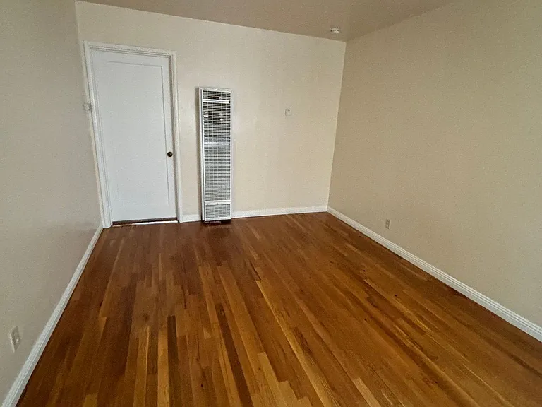 Golden Lantern Apartments — Photo 3