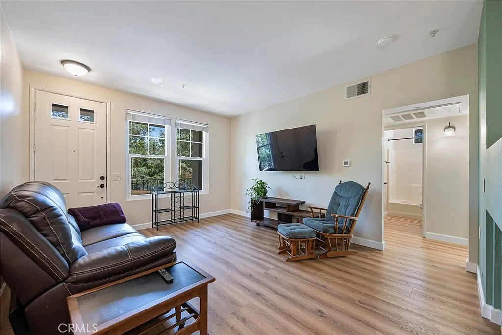 2 bed, 866 sqft, $3,000 — Photo 3