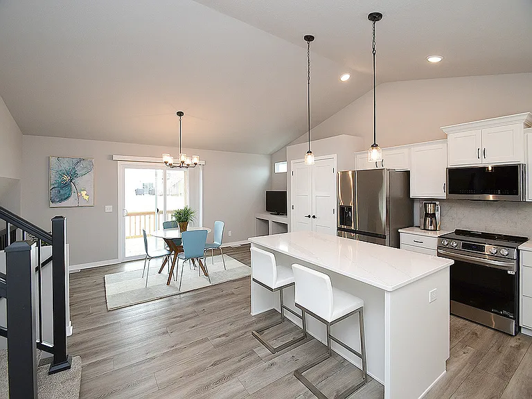 8121 S 198th Ave — Photo 9