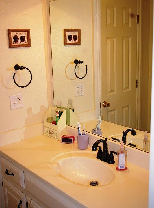 Full Bath off Bedroom 4