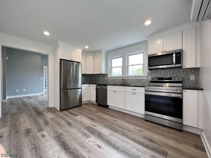 1 bed, 1.0 bath, $1,900 — Photo 1