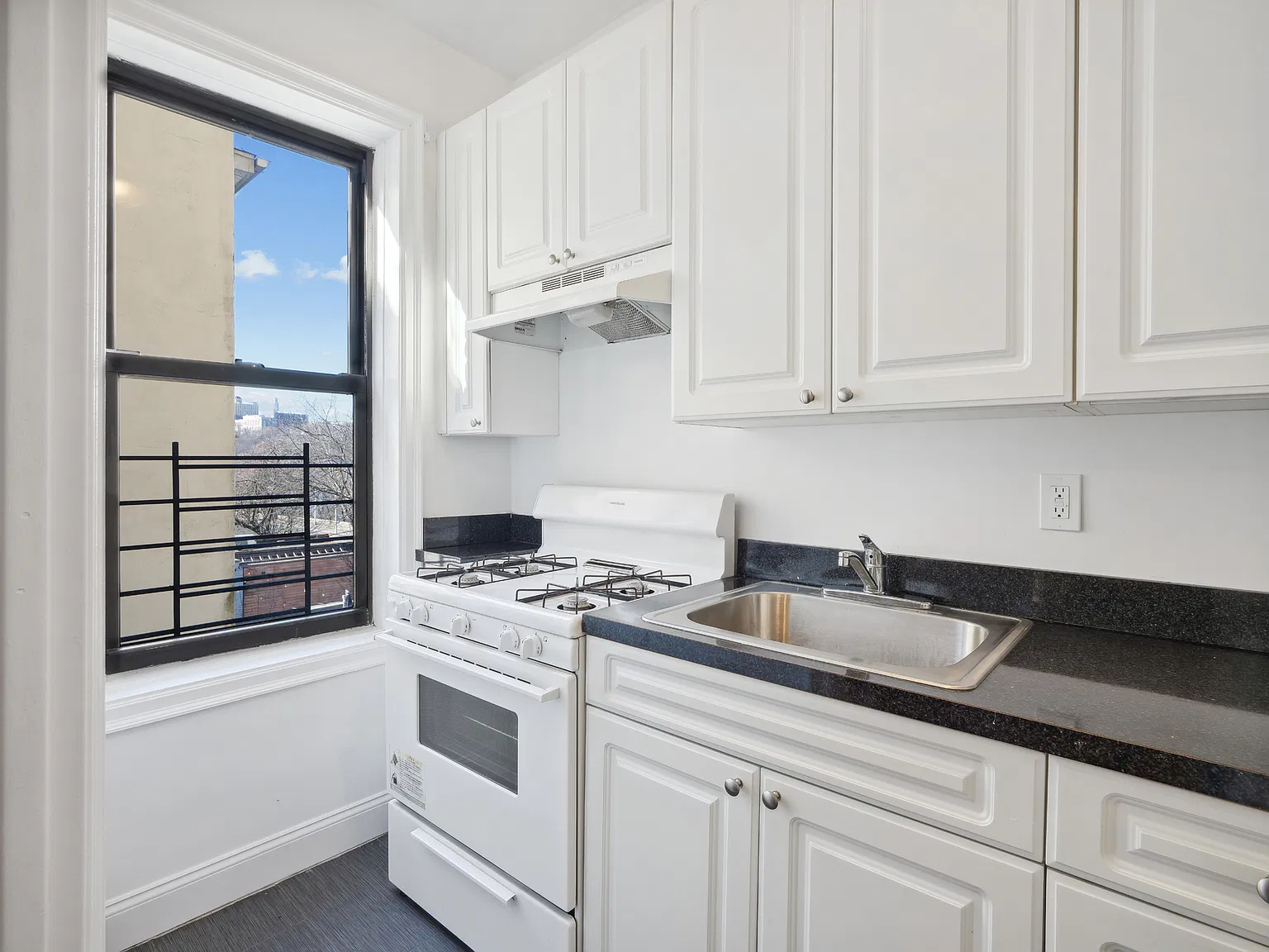 930 Sheridan Avenue — Photo 3