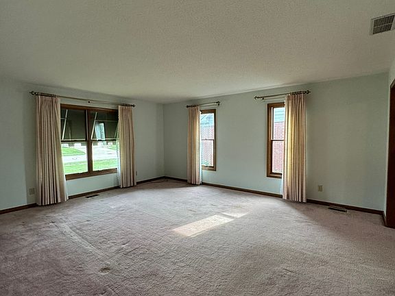 4th image of 1010 Pamela Dr