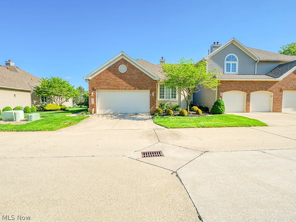 373 Ambleside Way photo 1