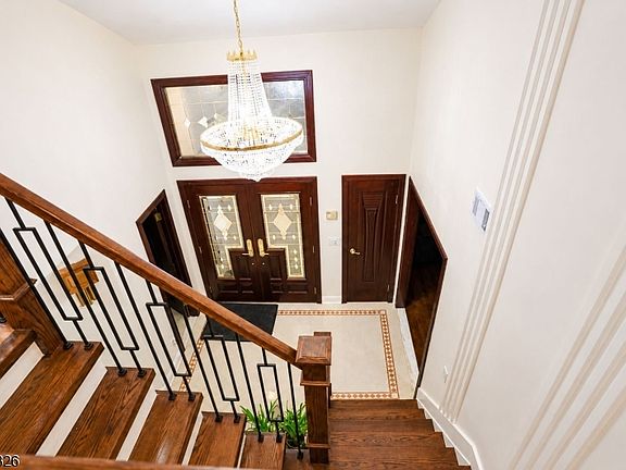 3rd image of 26 BENJAMIN DR