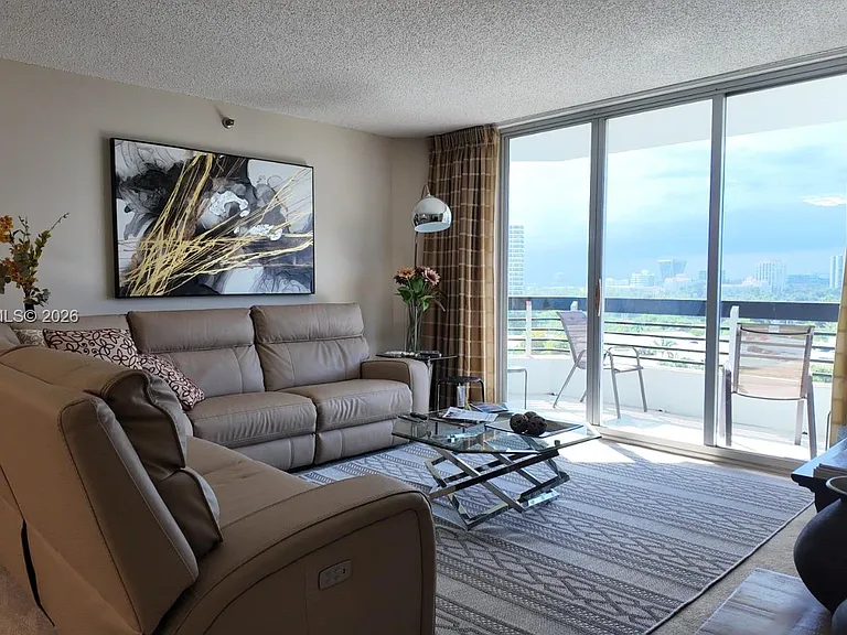3600 Mystic Pointe Dr #1111 — Photo 1