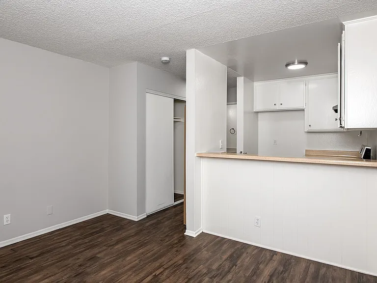 6260 Vineland Ave — Photo 6