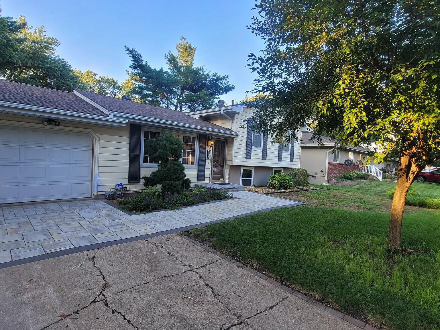 3 bed, 1.5 bath, 1450 sqft, $2,300 — Photo 3