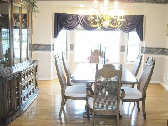 Formal dining rm w/bay wi