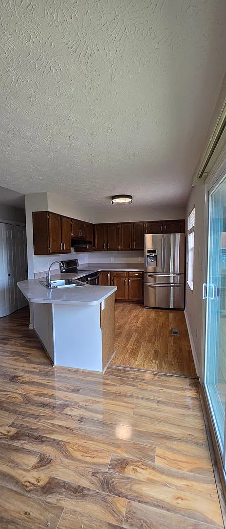 3 bed, 2.0 bath, 1324 sqft, $2,300 — Photo 4