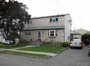 669 N Broome Ave, Lindenhurst, NY 11757