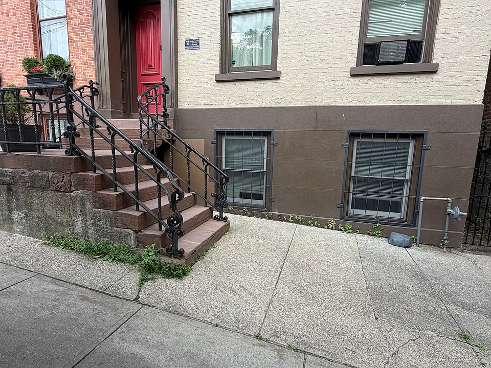 15 Ten Broeck St #G