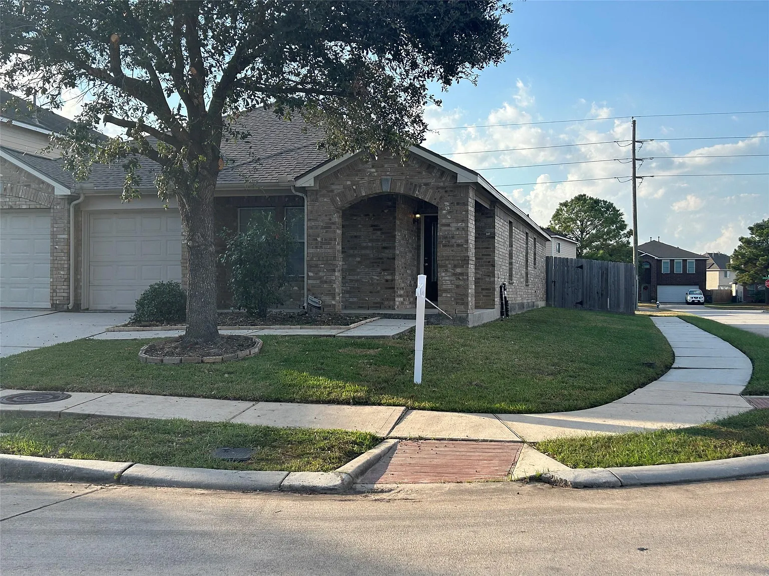 3 bed, 2.0 bath, 1918 sqft, $1,999 — Photo 3
