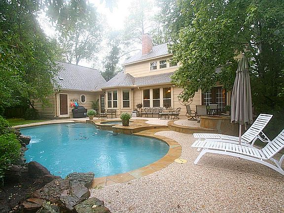 Beautiful pool and backyard!