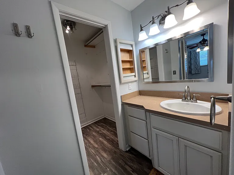 630 Queens Cir — Photo 17