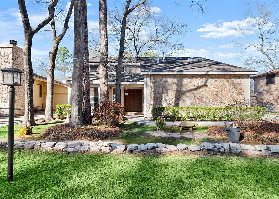 Welcome Home to Enchanted Oaks Dr!