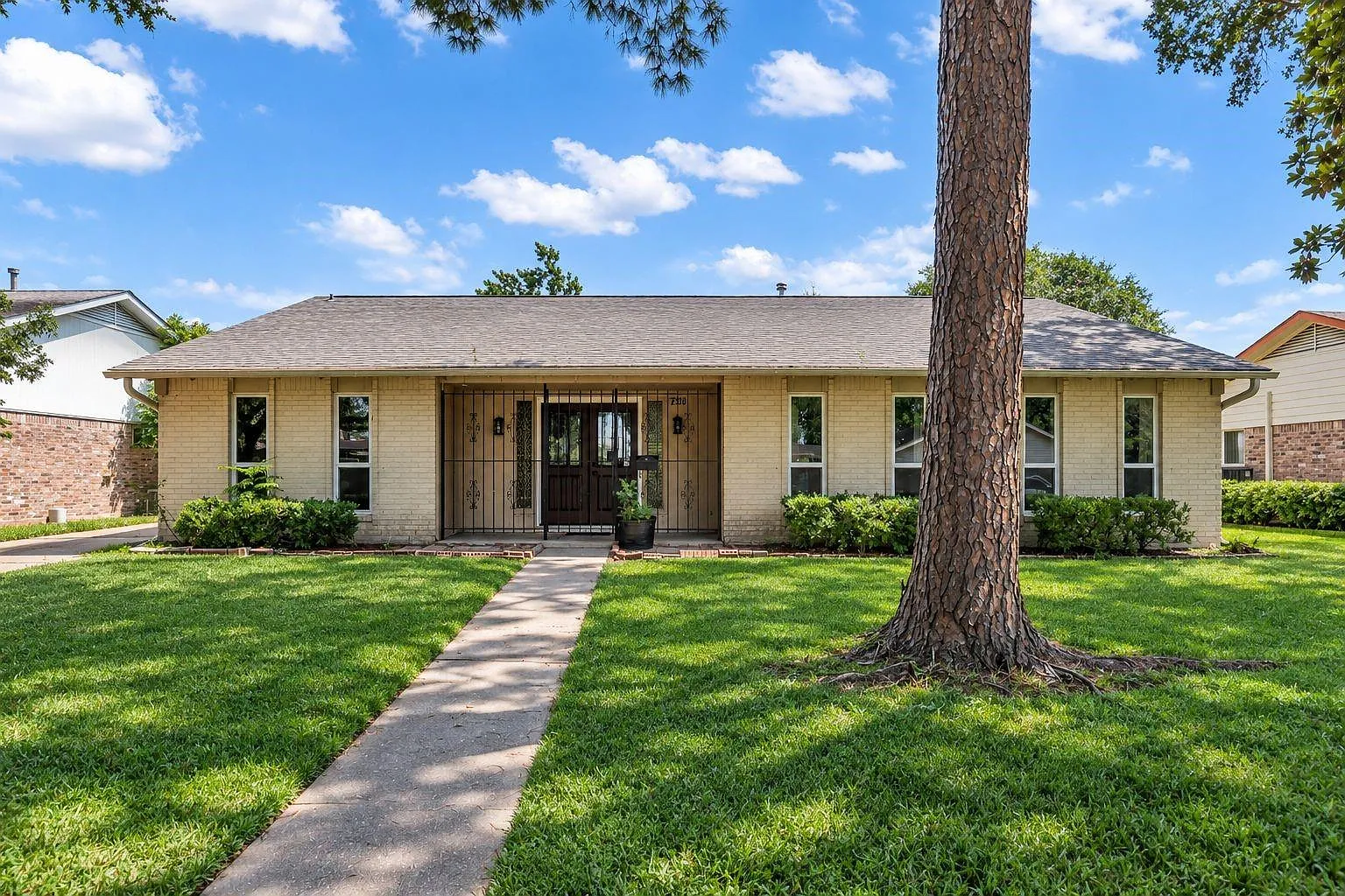 4 bed, 2.0 bath, 2104 sqft, $2,100 — Photo 1