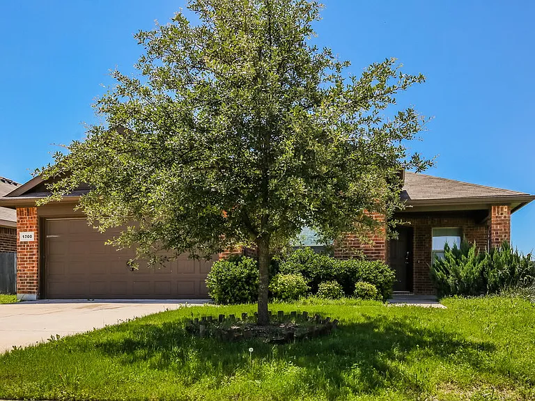 1700 Kings Glen Ln — Photo 1