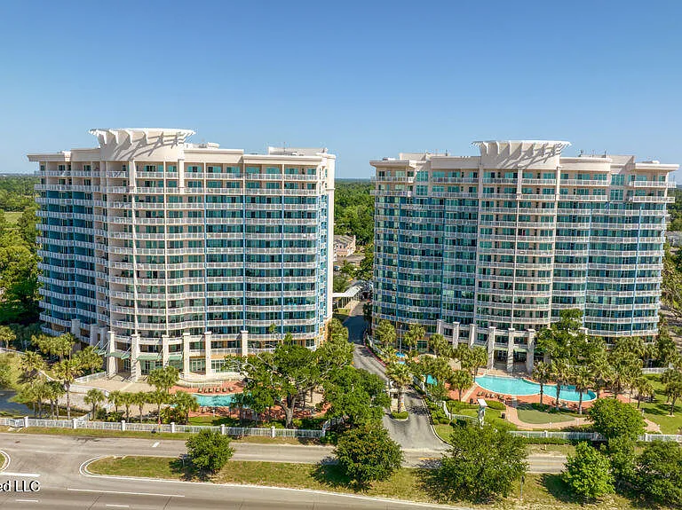 2228 Beach Dr #404 — Photo 1