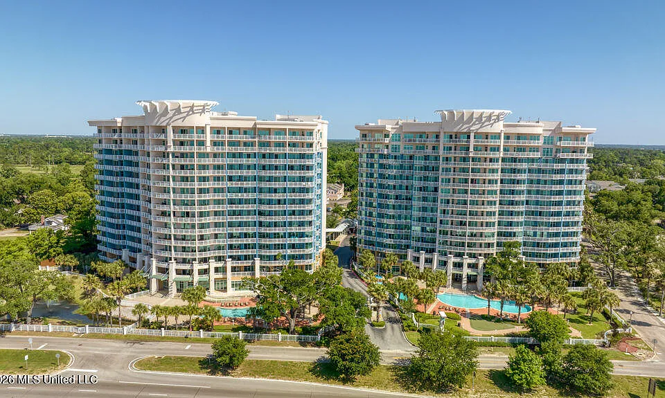 2228 Beach Dr #404