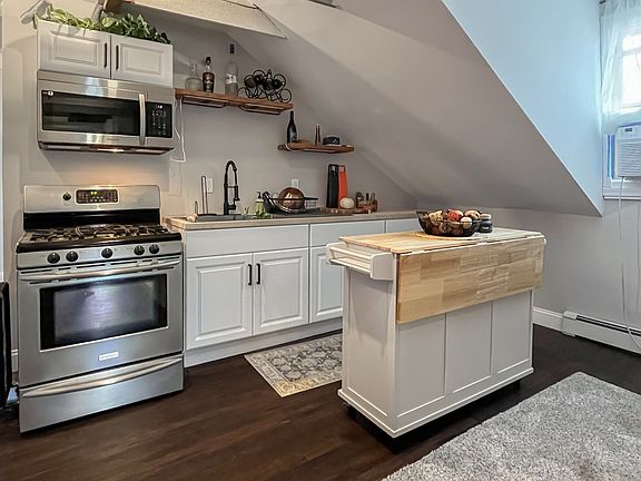 3rd image of 122 Willow St #3