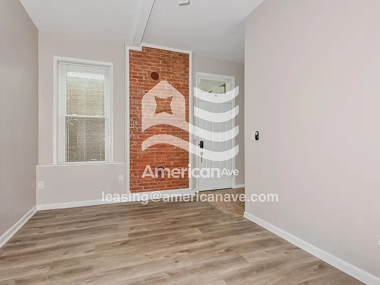 1348387_004_wm_-_living_room_13079668.jpg