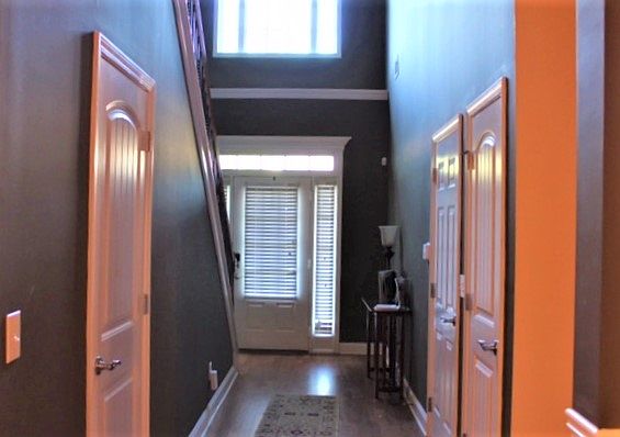WIde foyer w/hdwd floors