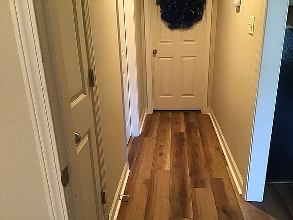 Hall separating bedrooms