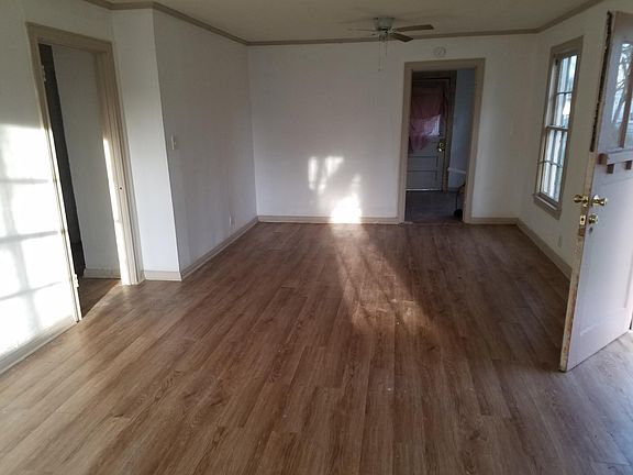 3rd image of 256 E Gregg St
