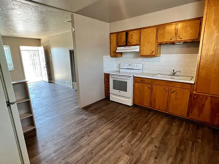 305 Charleston Dr. NE — Photo 3