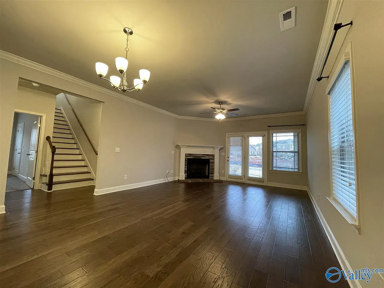3 bed, 3.0 bath, 2534 sqft, $2,400 — Photo 2