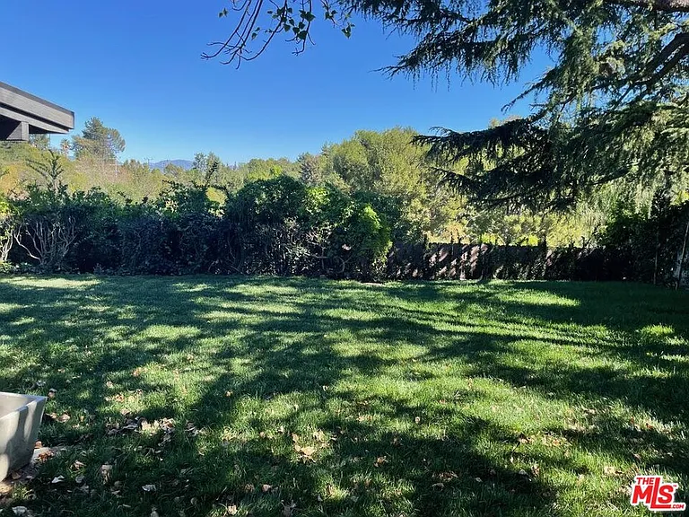 15434 Mulholland Dr — Photo 25