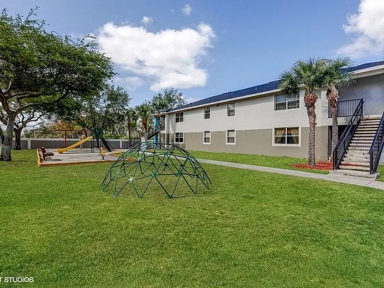 Villa Biscayne Apartments — Photo 4