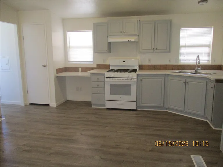 569 Harbor Dr — Photo 8