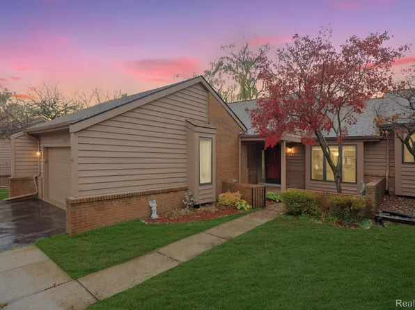 35556 Lark Harbor Ct, Farmington, MI 48335