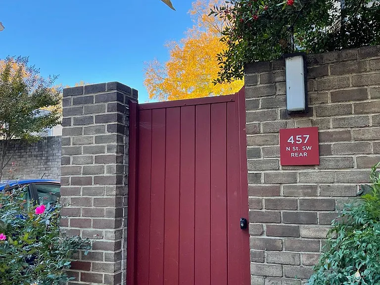 457 N St SW — Photo 47