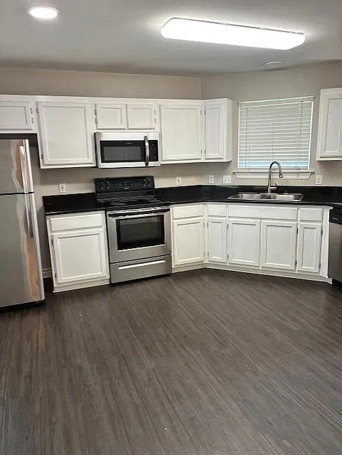 3 bed, 2.0 bath, 1107 sqft, $1,700 — Photo 2