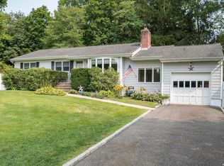 8 Leslie Ln, Huntington, NY 11743