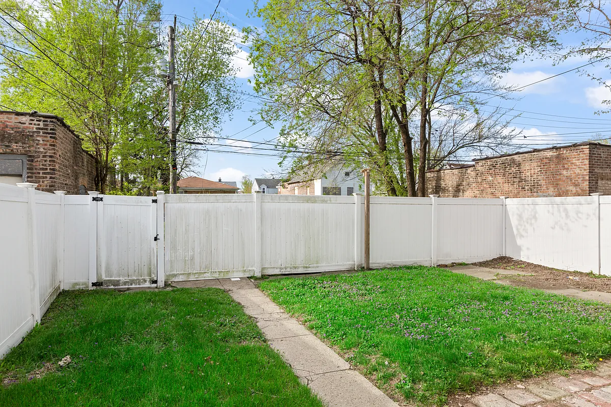 Building Photo - 323 Memorial Dr #2
