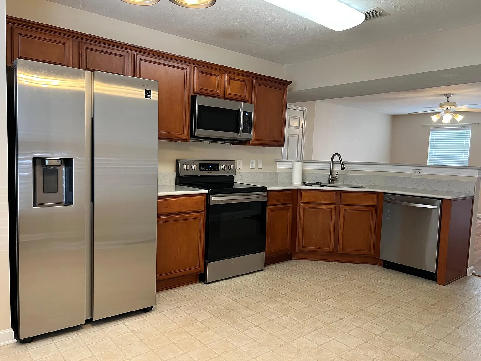 3 bed, 2.5 bath, 1360 sqft, $1,650 — Photo 3
