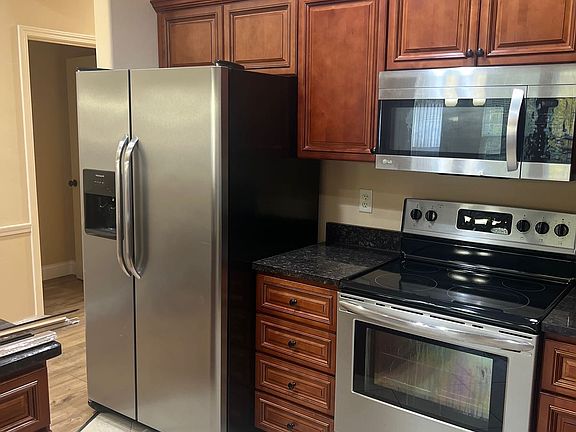 4th image of 2882 E Main St