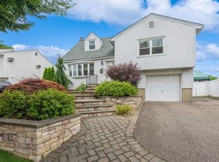 44 Garnet Ln, Plainview, NY 11803